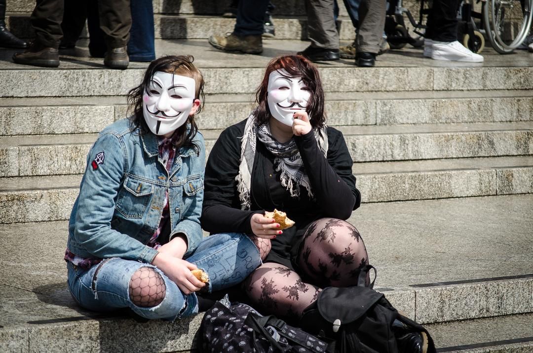 Två personer i Anonymous-masker.