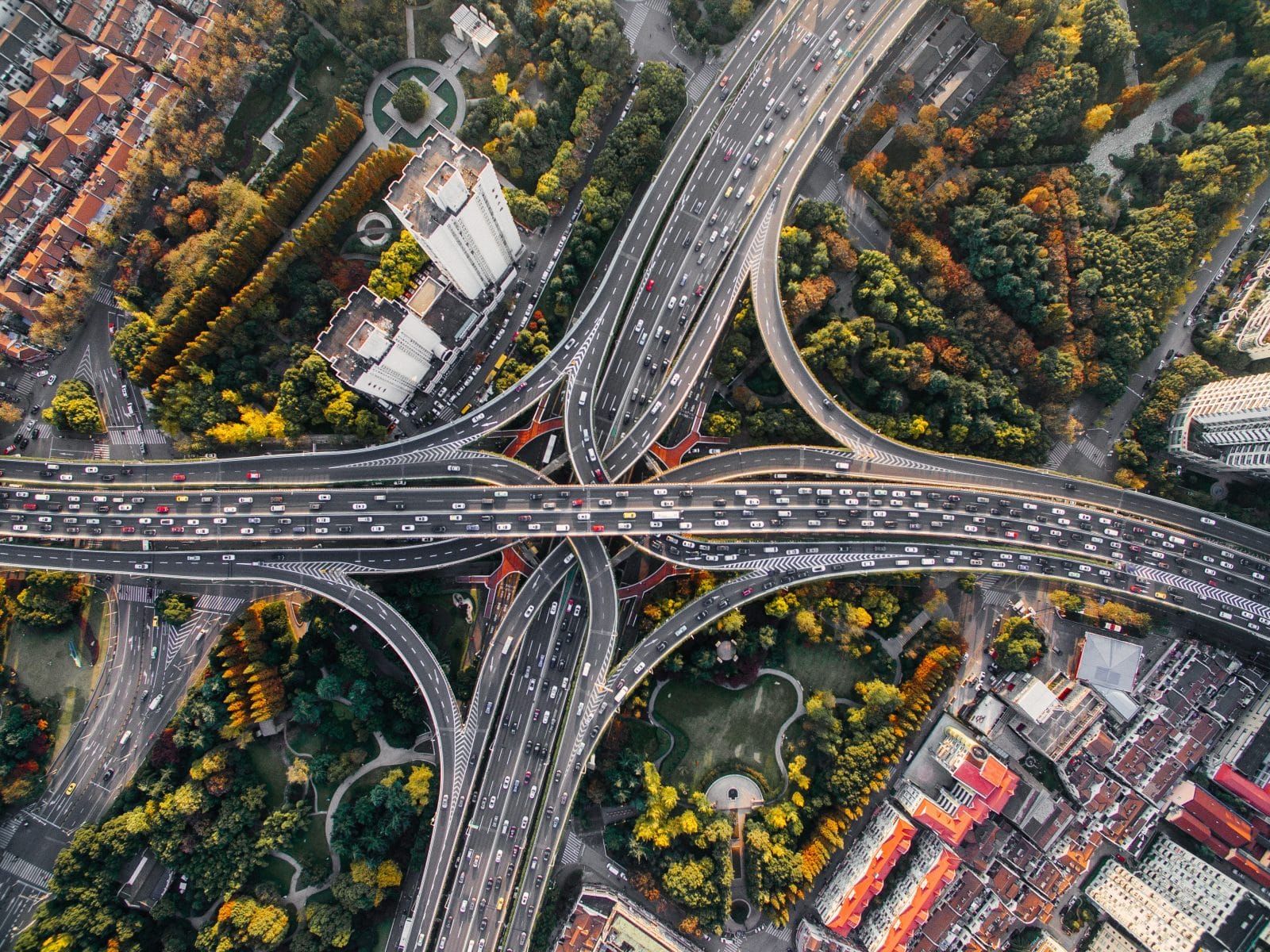 Flygfoto över en stor motorvägspåfart.