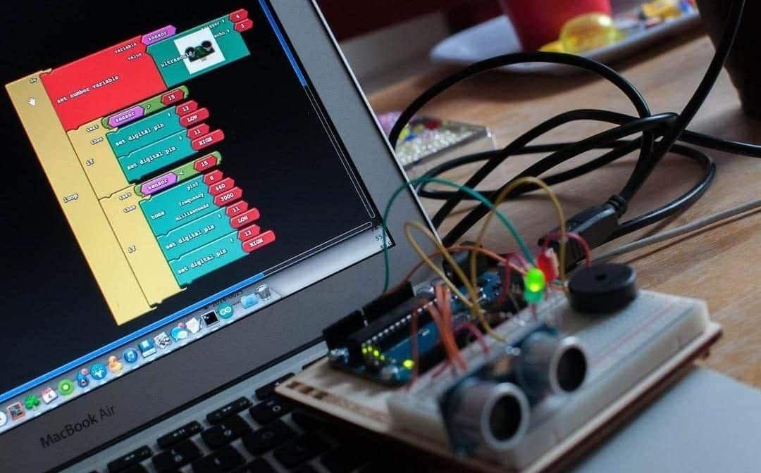 Ardublock gör det möjligt att blockprogrammera Arduino.